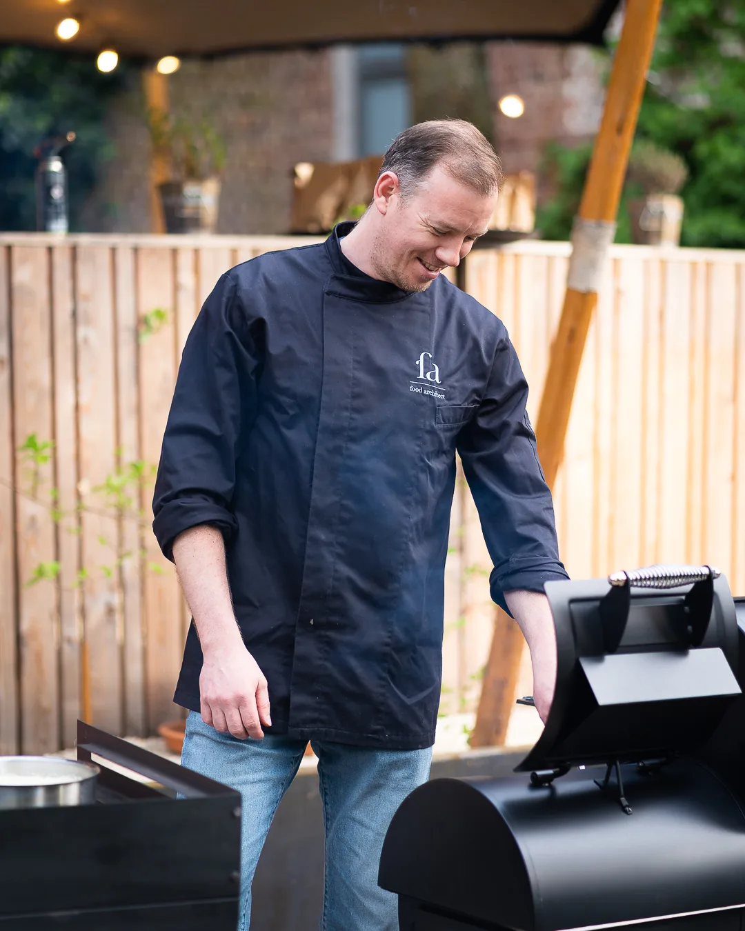 Chef van Food Architect bereidt gerechten op de Fire & Smoke BBQ-smoker