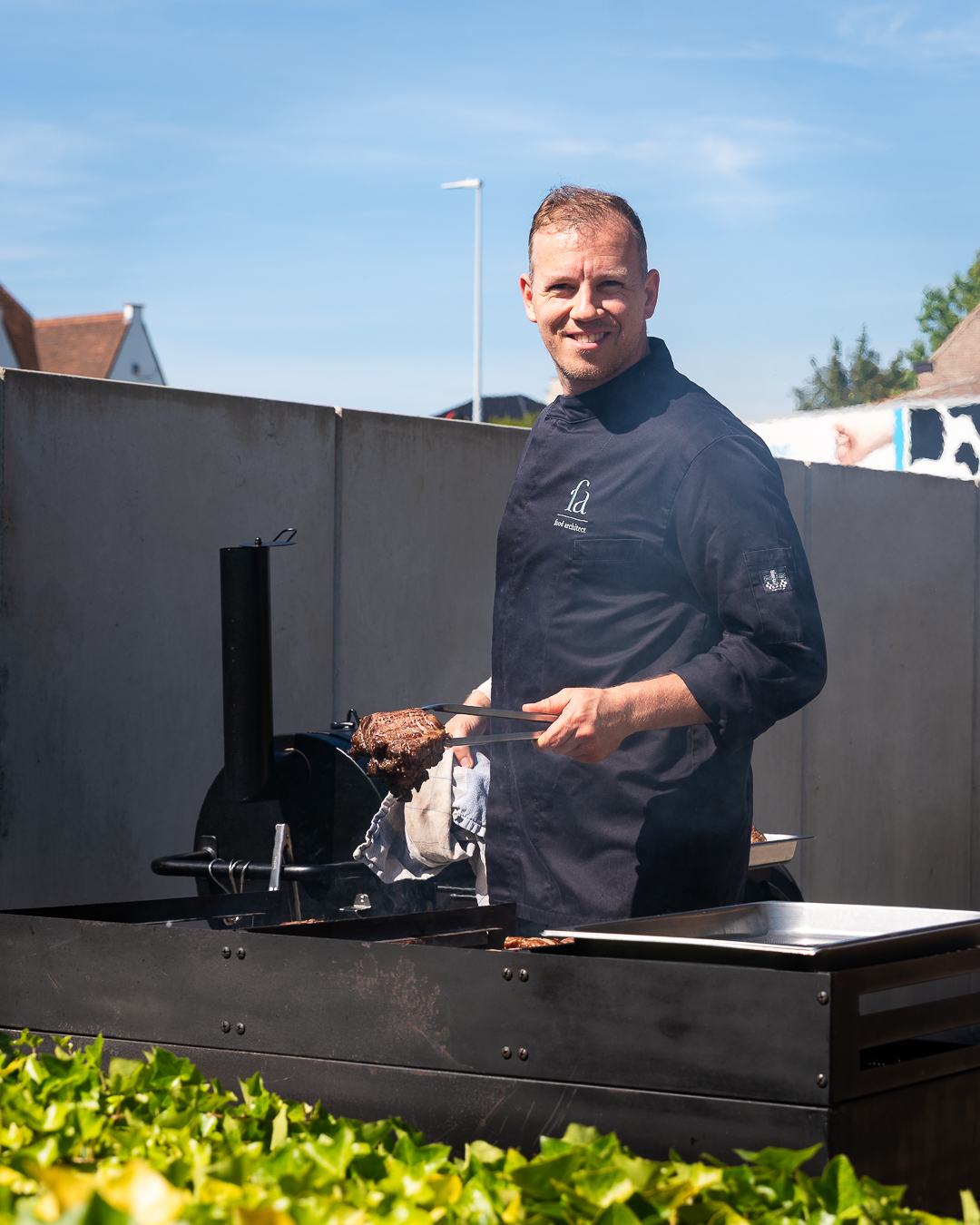 Chef bereidt vlees op de Fire & Smoke BBQ