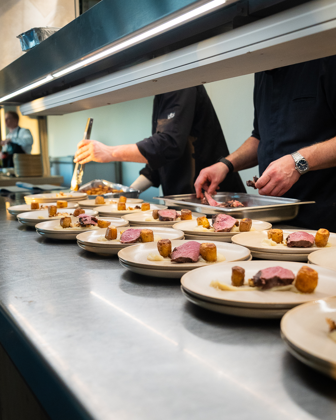 Borden met rundvlees en krieltjes klaargezet in de keuken