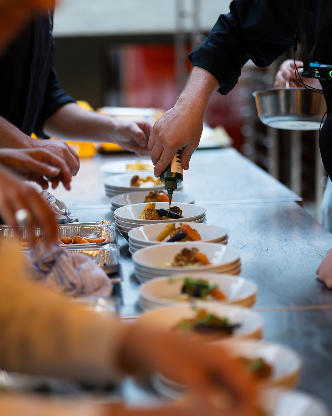 Chefs werken borden af in de keuken
