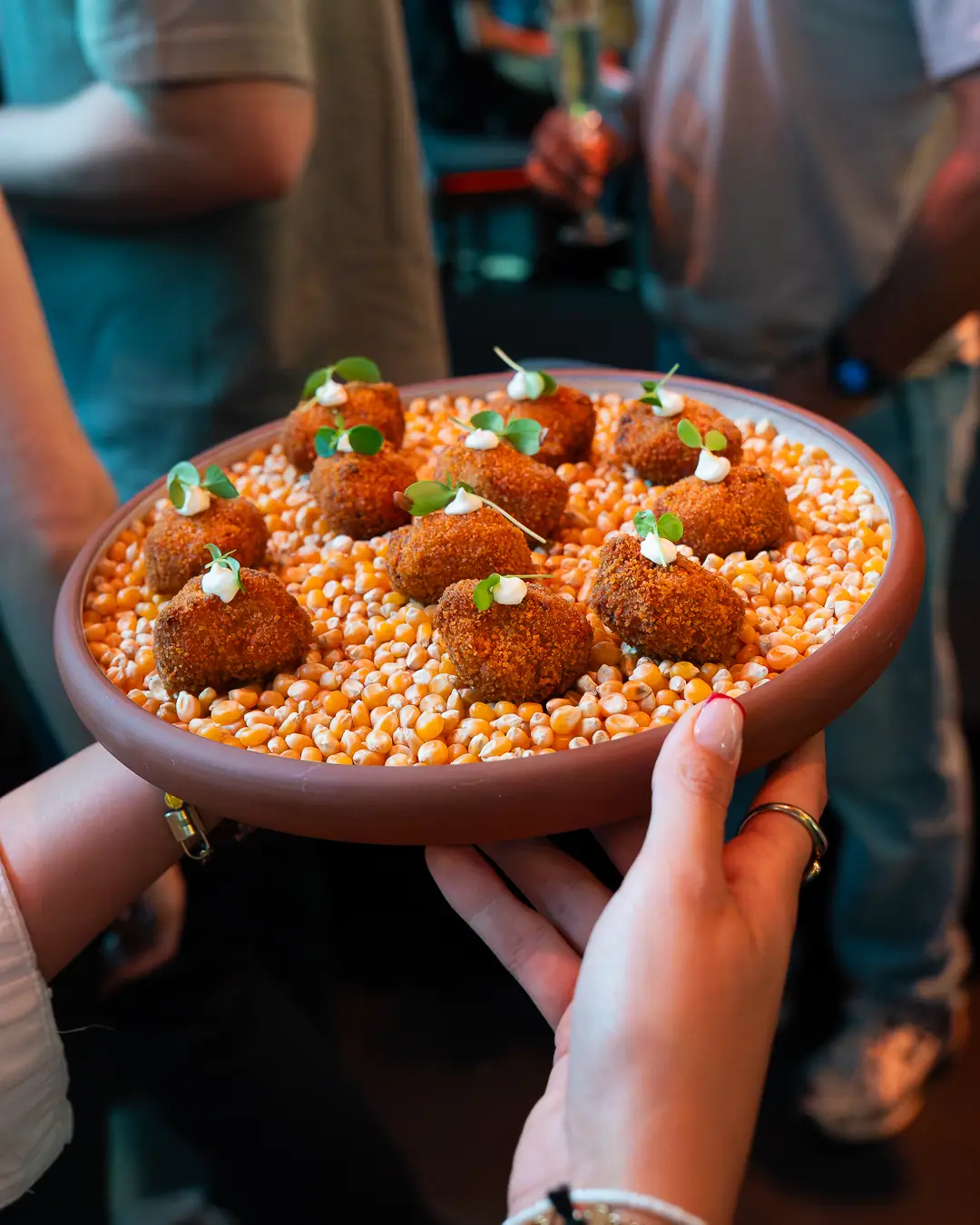 Fingerfood en een glas bubbels op een receptietafel