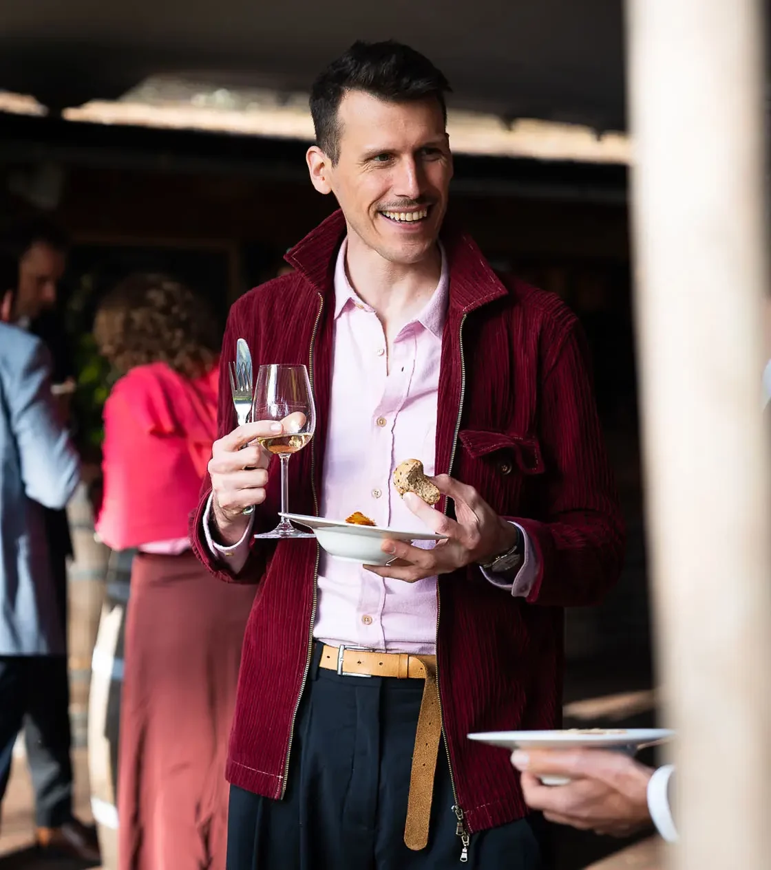 Gast met een glas en een bord tijdens een walking dinner